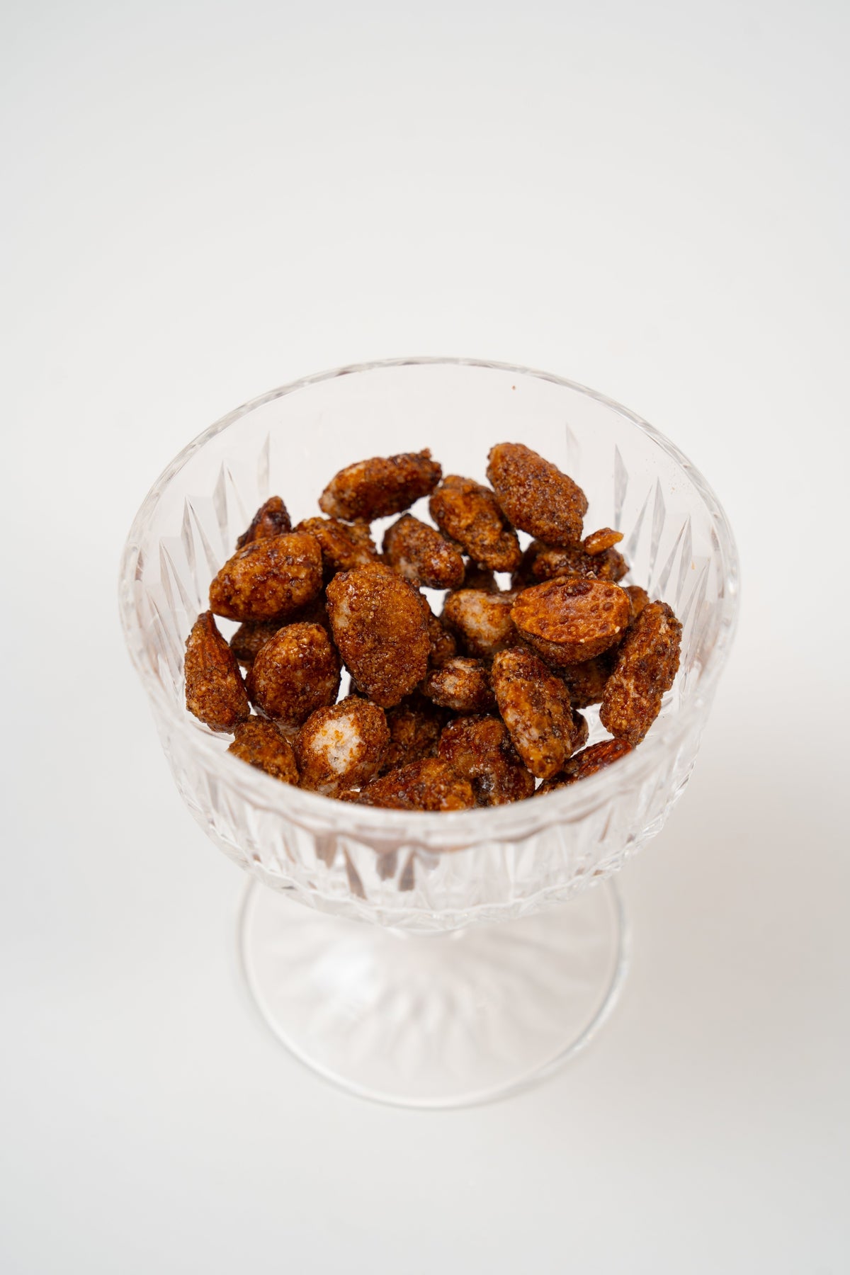 Amandes caramélisées artisanales dans une coupe en verre élégante