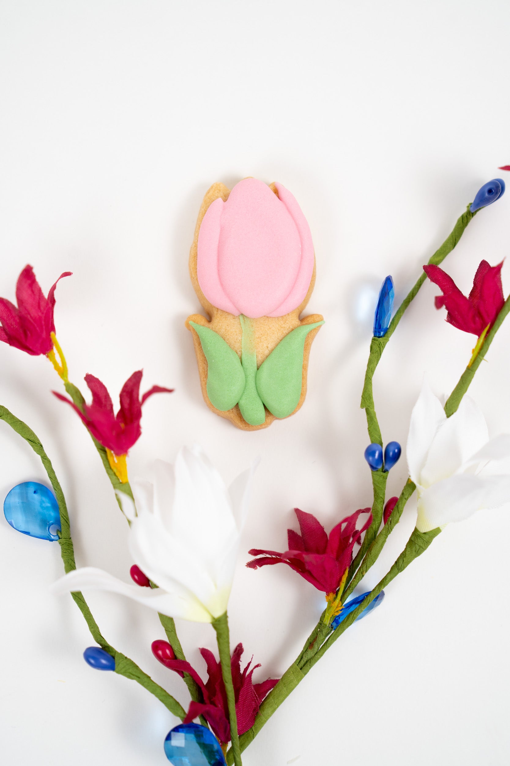 Biscuits du printemps Péché Mignon en forme de tulipes, décorés à la main pour une pause gourmande.