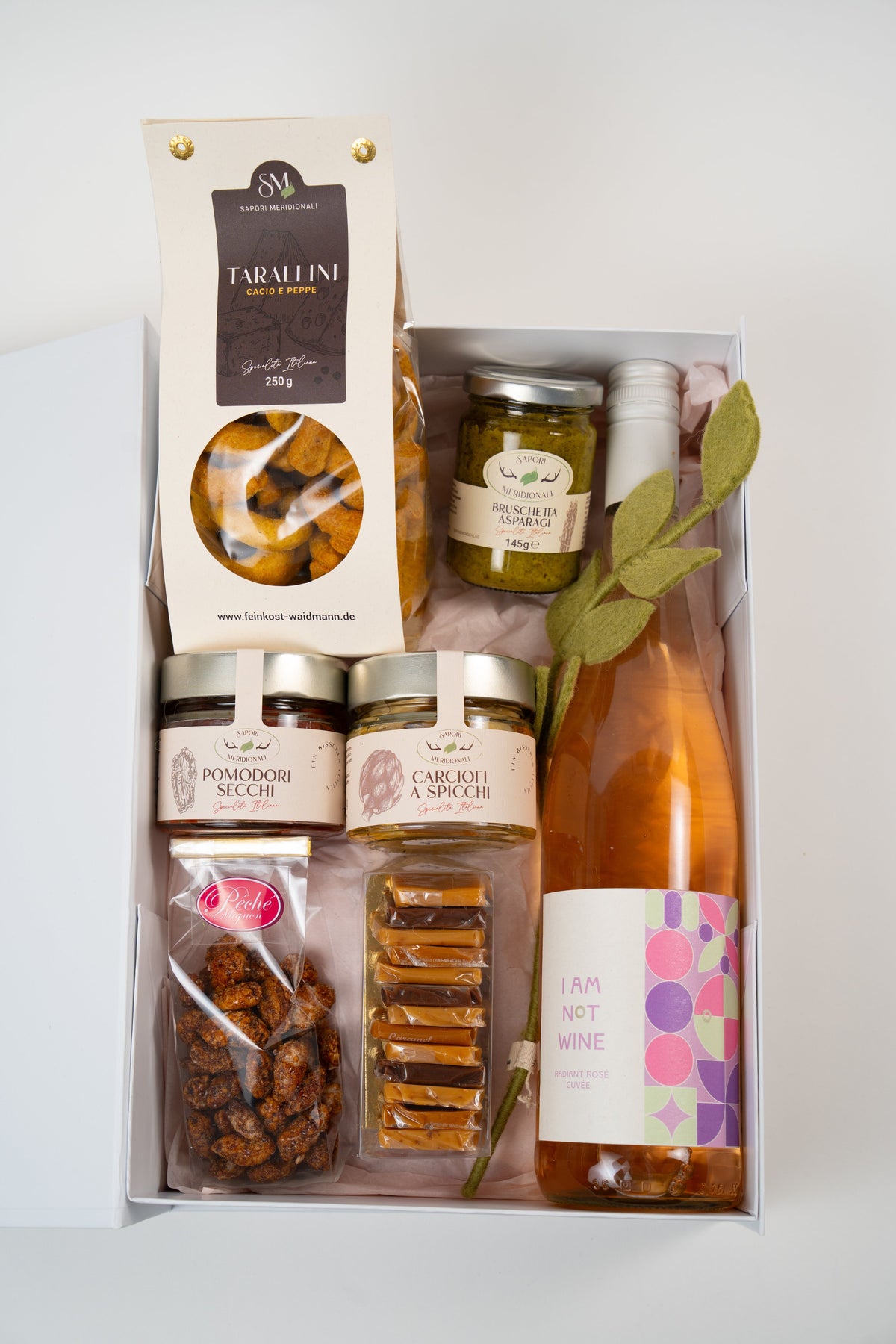 Le Péché Mignon gourmet aperitif gift box with alcohol-free rosé, Italian antipasti, taralli, caramel sweets and roasted nuts