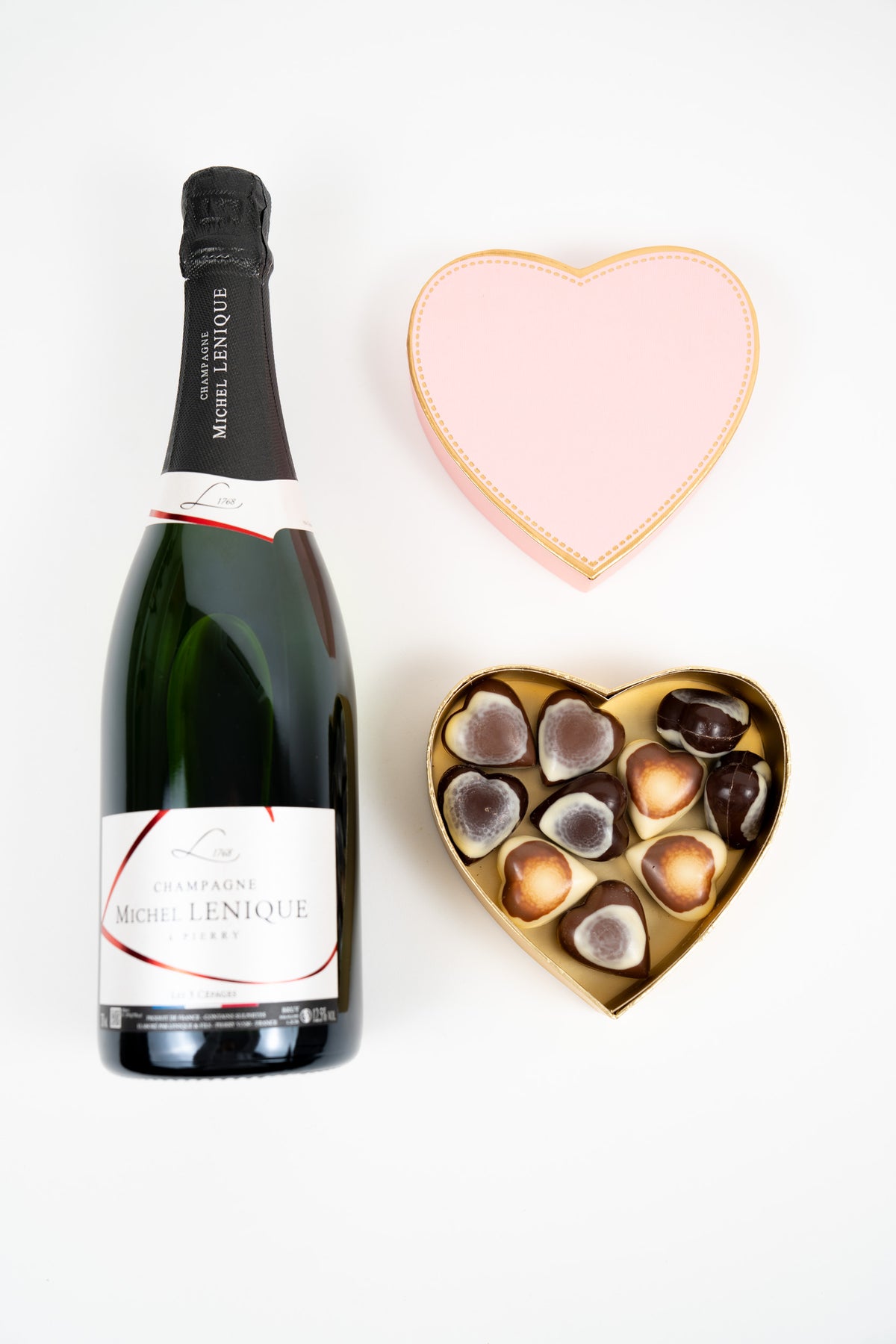 Coffret Champagne et Chocolats Cœur Péché Mignon, cadeau gourmand élégant avec bulles et chocolats.