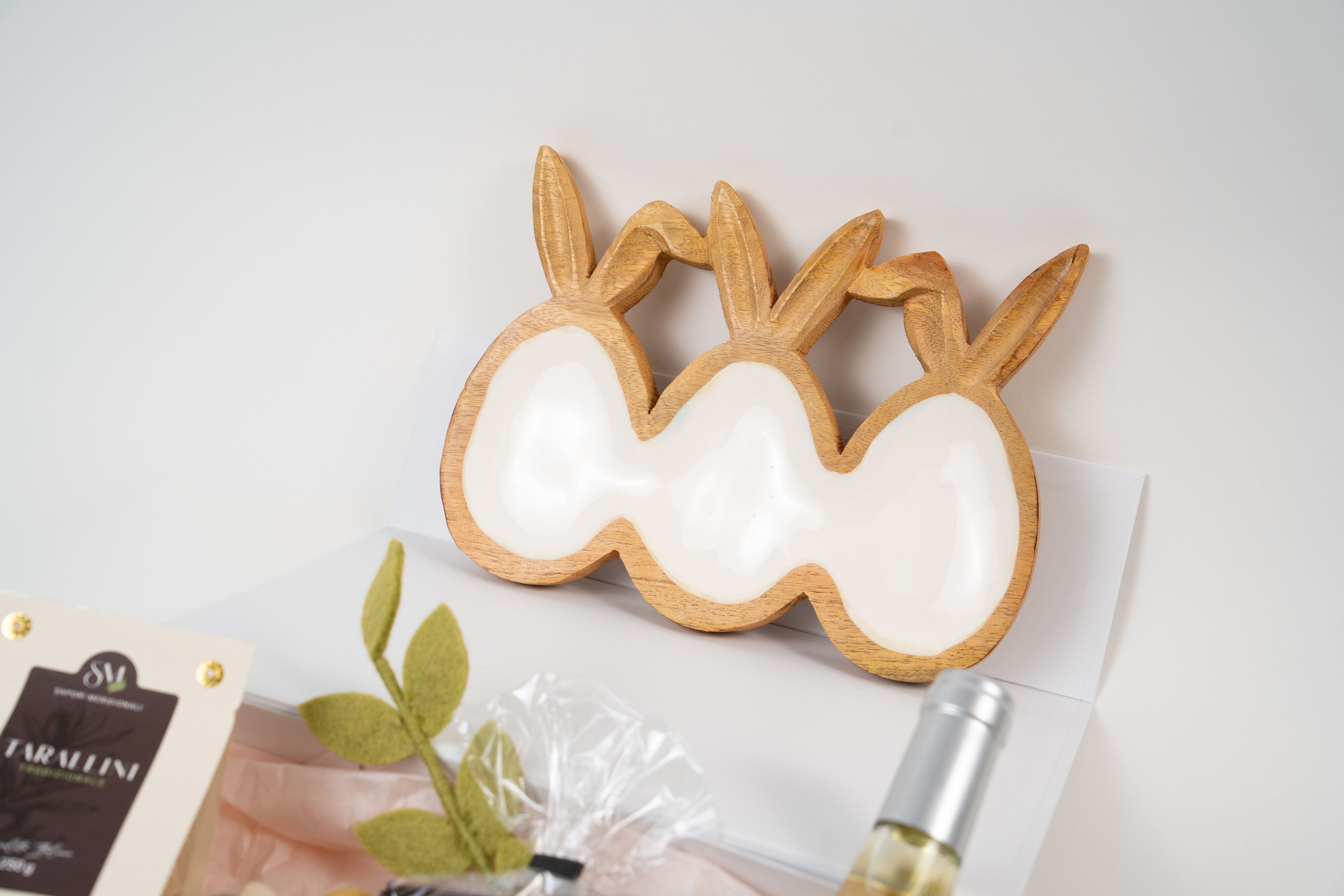 Assortiment de douceurs et chocolats dans coffret cadeau de Pâques