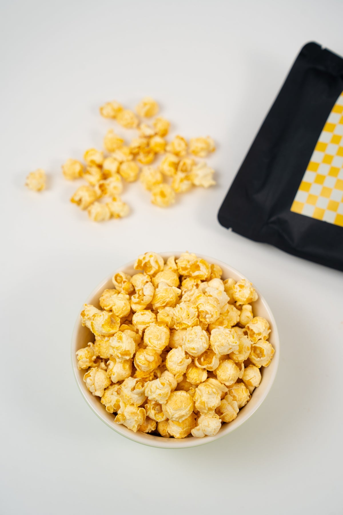bol de popcorn artisanal beurre et vanille avec grains dorés croustillants