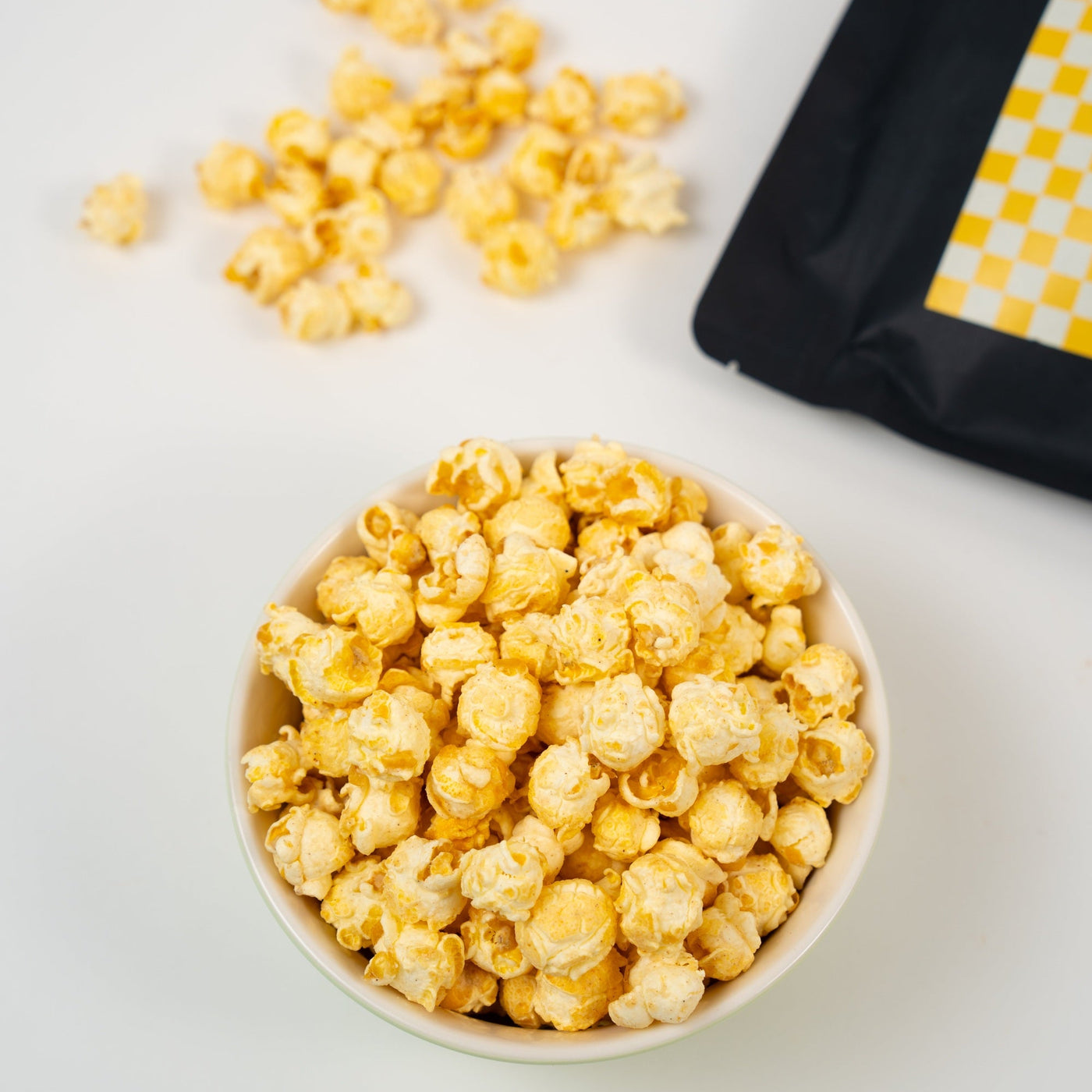 Bol de popcorn gourmand croustillant présenté dans un univers snack premium et chaleureux.