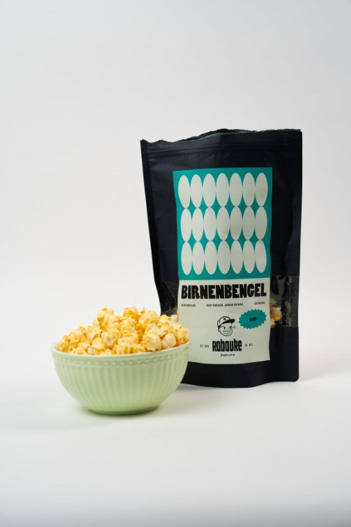 Sachet de popcorn Birnenbengel (100g) saveur poire. Packaging moderne pour ce snack fait main, végétarien et sans gluten.