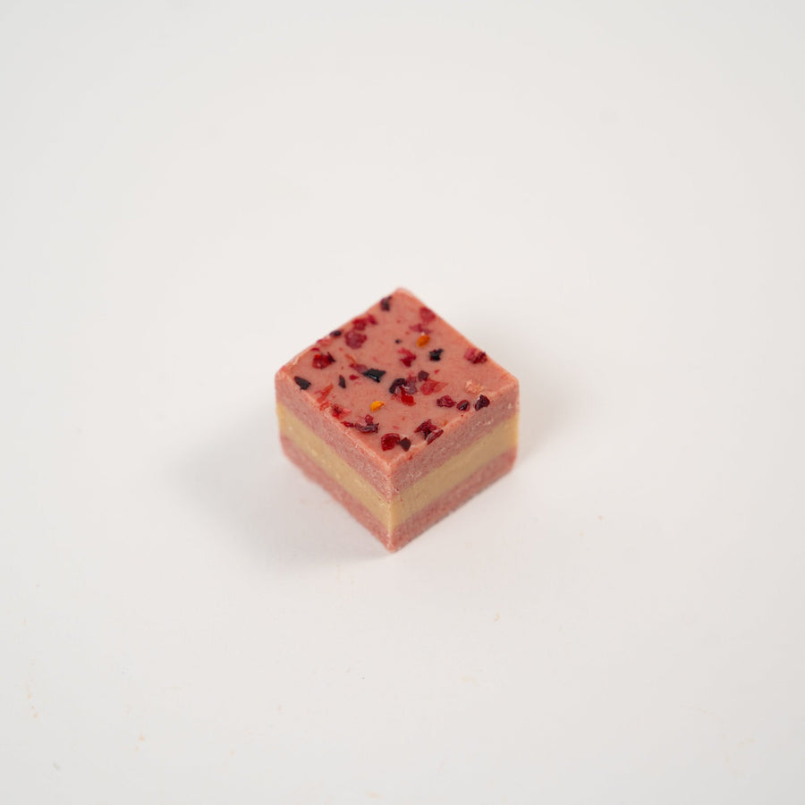 Nessi Praline mit Haselnussnougat und Himbeere