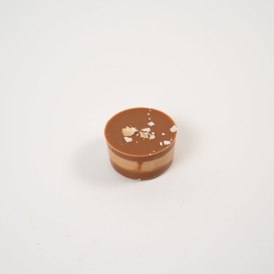 Nessi Pavé mit Haselnussnougat, Vollmilchschokolade und Mandeln