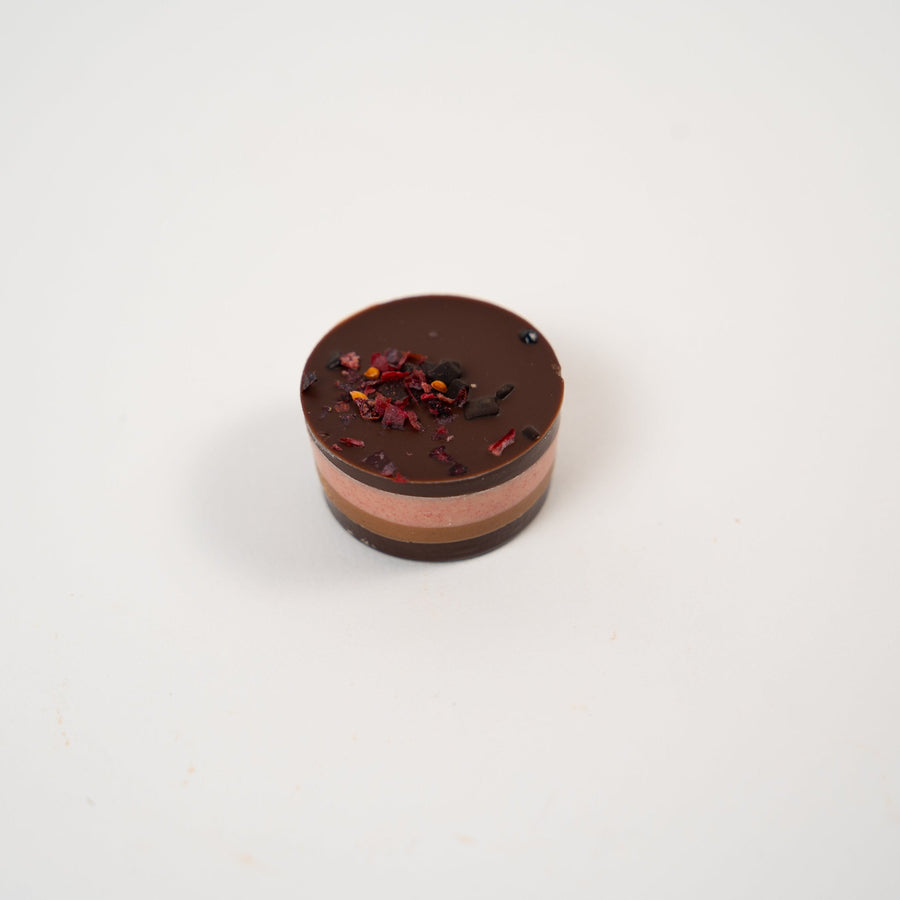 Dunkles Nessi Pavé mit Haselnussnougat und Himbeere