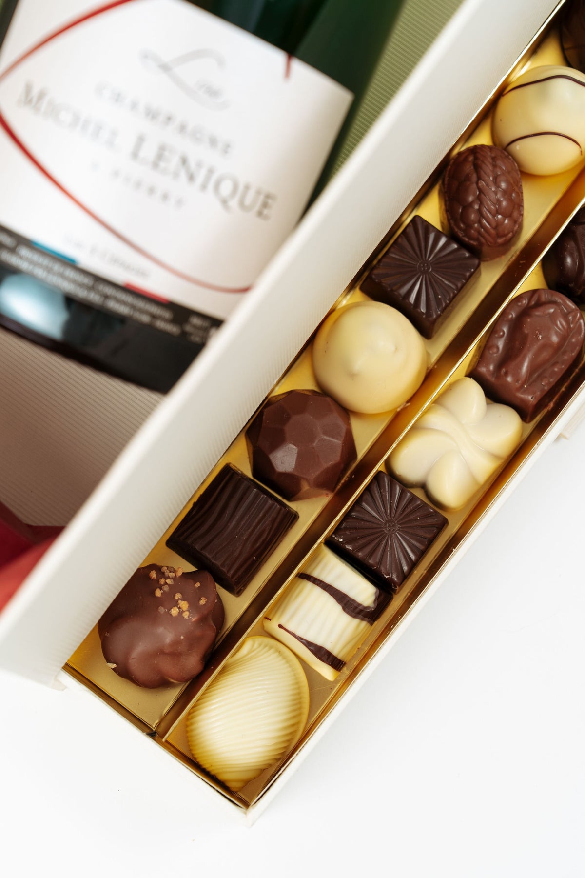 Gros plan sur les pralines artisanales belges du coffret Champagne Michel Lenique