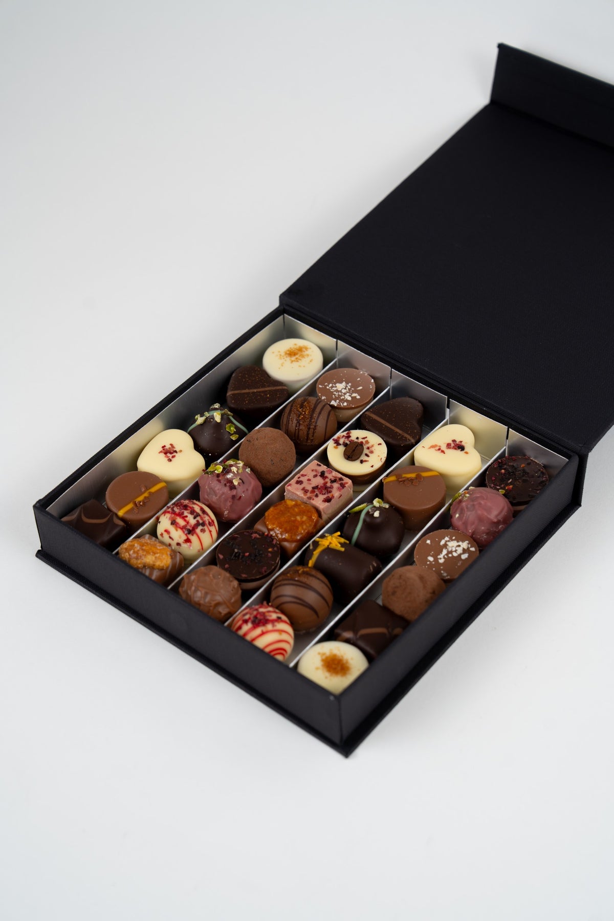 Assortiment de pralines artisanales colorées Péché Mignon