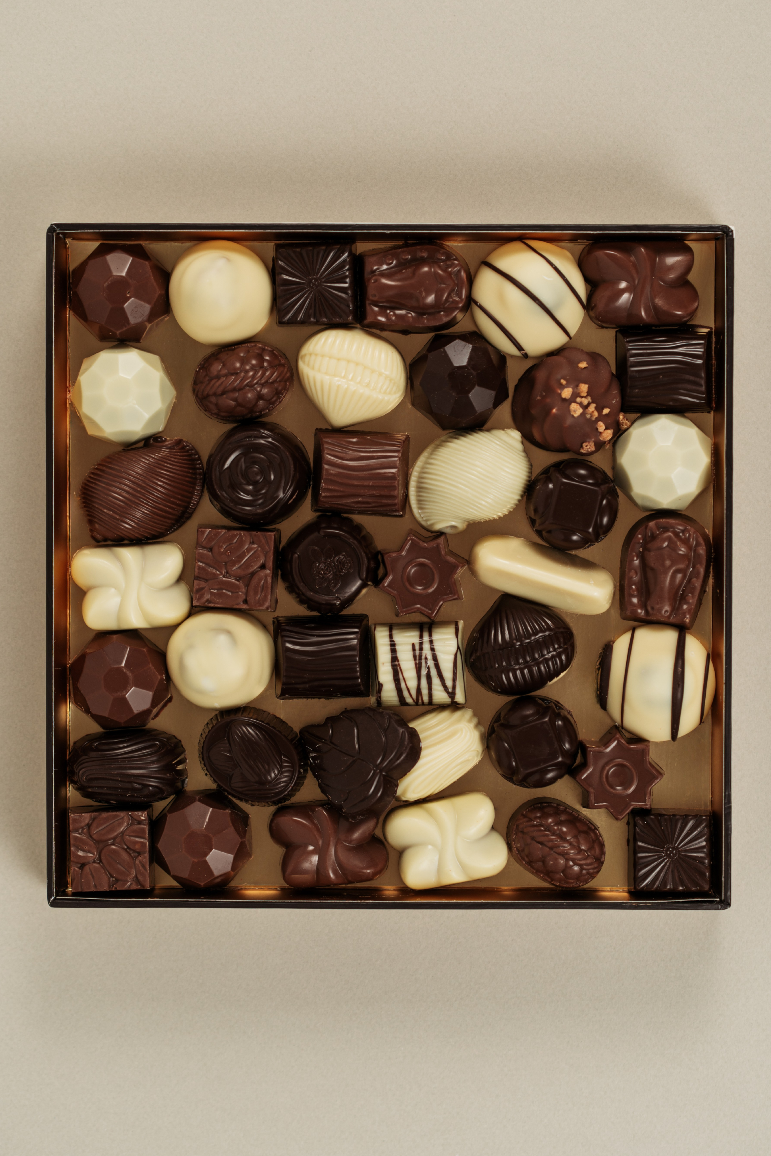 Coffret 520g de pralines belges artisanales assorties dans un écrin élégant