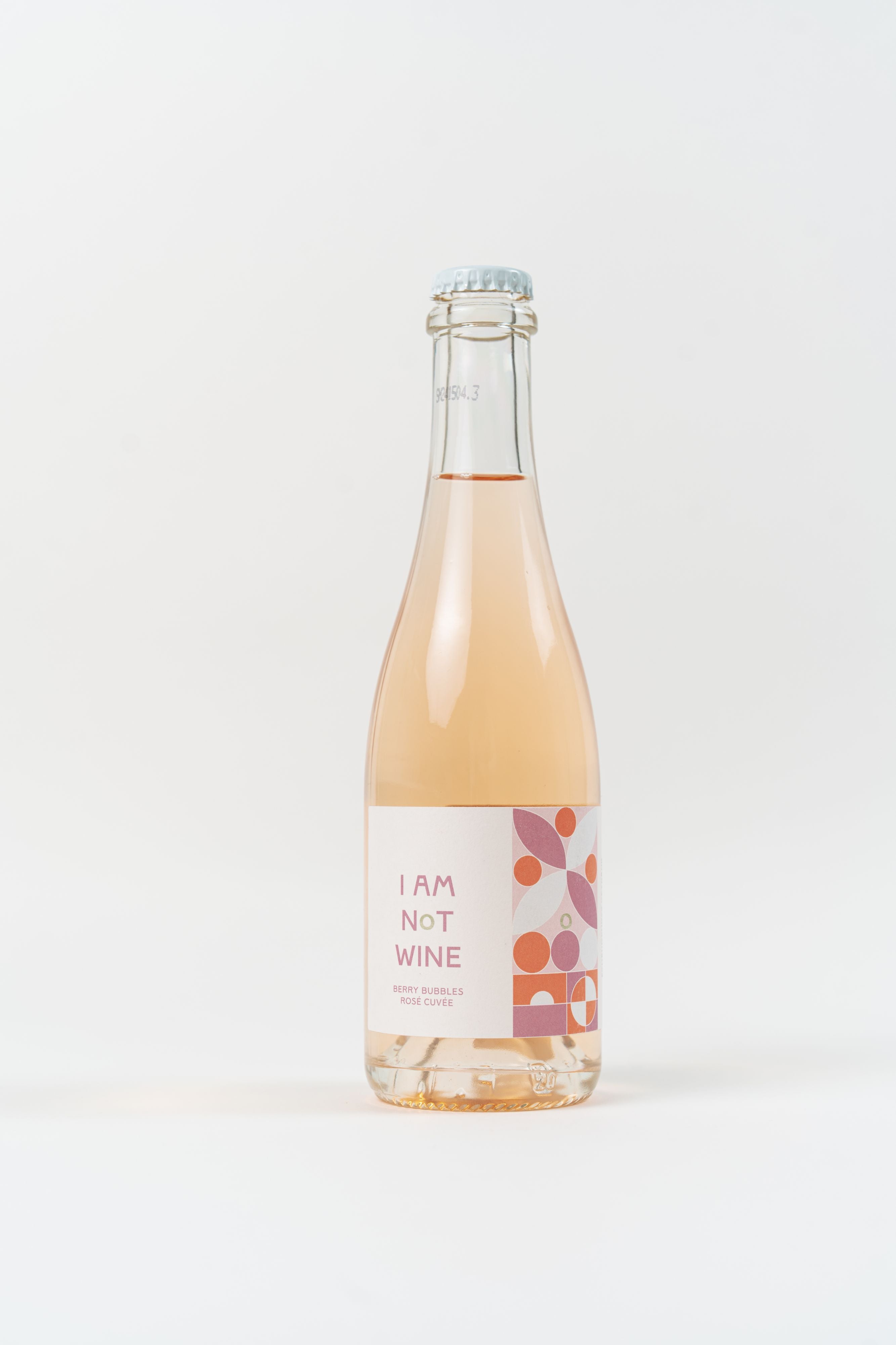 Bouteille de rosé pétillant sans alcool Berry Bubbles I AM NOT WINE 37,5cl sur fond blanc