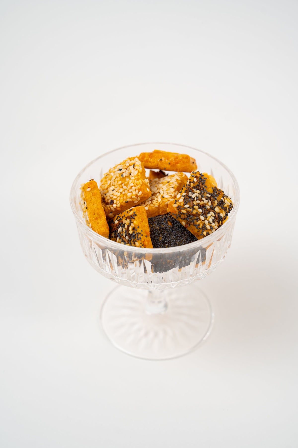 Biscuits sablés pur beurre au fromage parsemés de noisettes, amandes et graines de sésame.