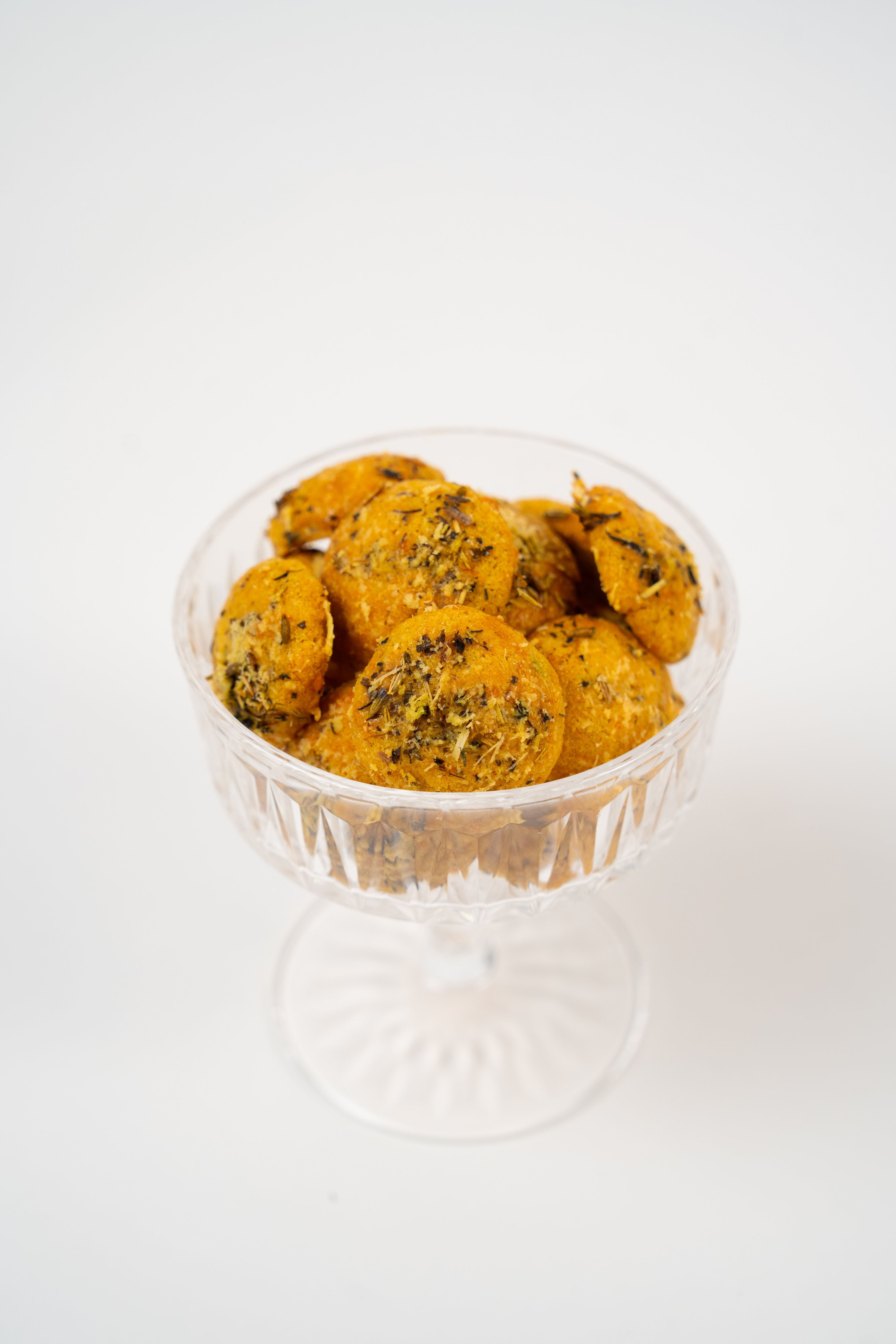 Biscuits sablés artisanaux au fromage et herbes de Provence pour l'apéritif.