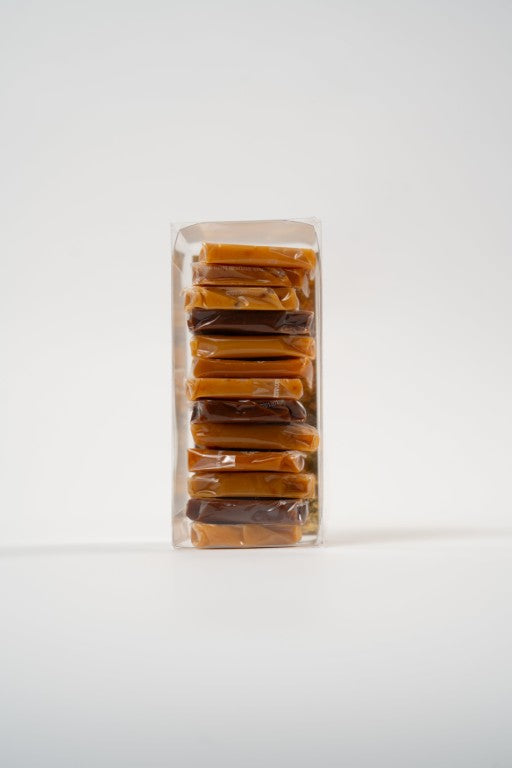sachet plastique rempli de caramels tendres assortis
