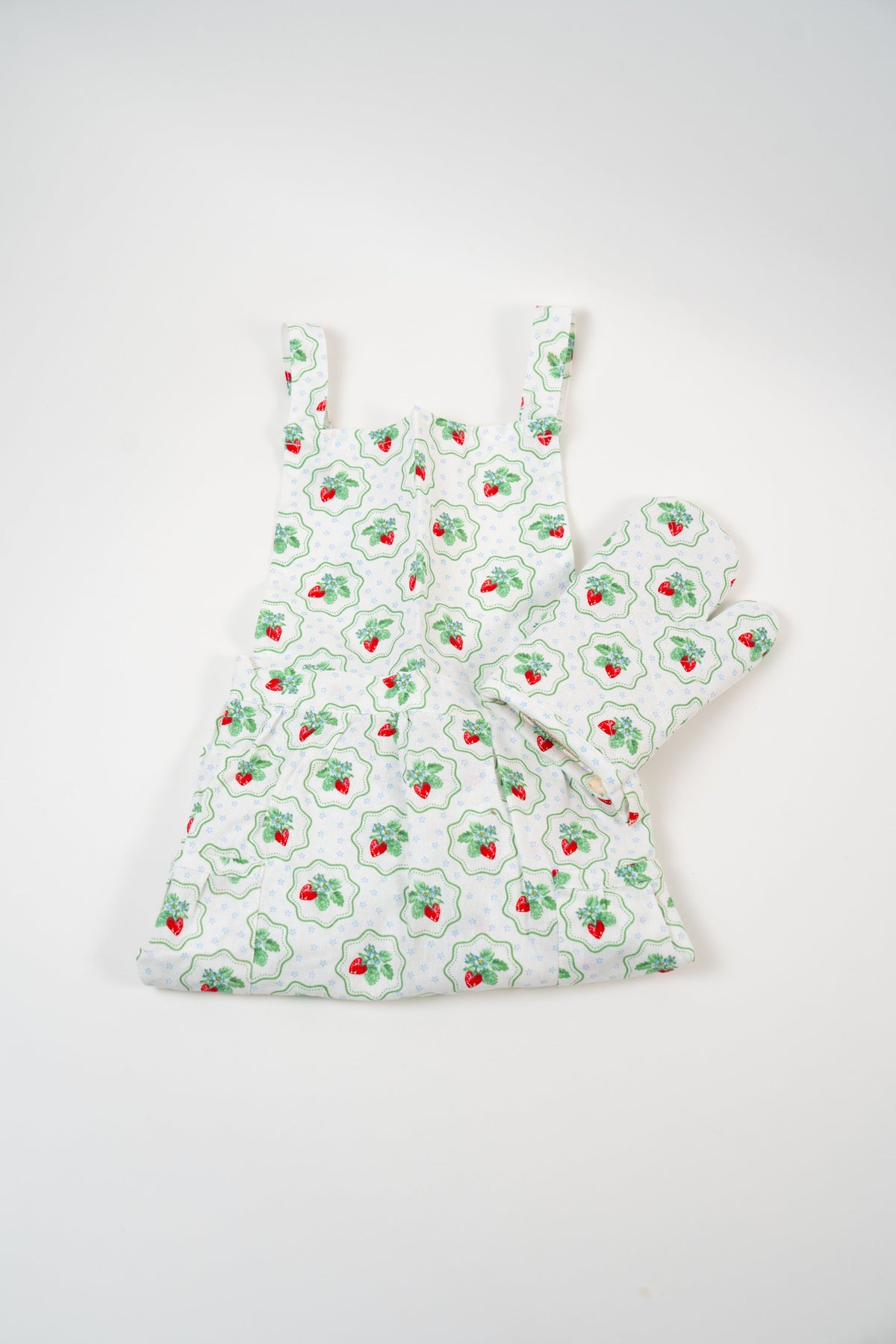 Set tablier et manique enfant motif fraises pour petit pâtissier