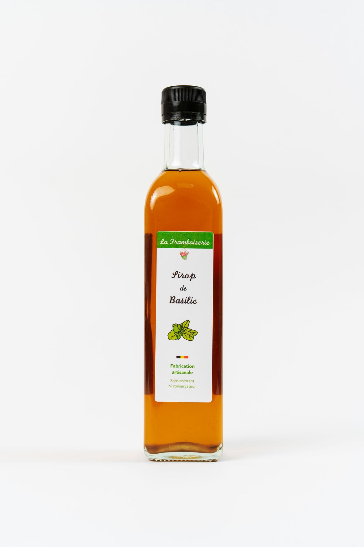 bouteille de sirop de basilic artisanal sur fond clair