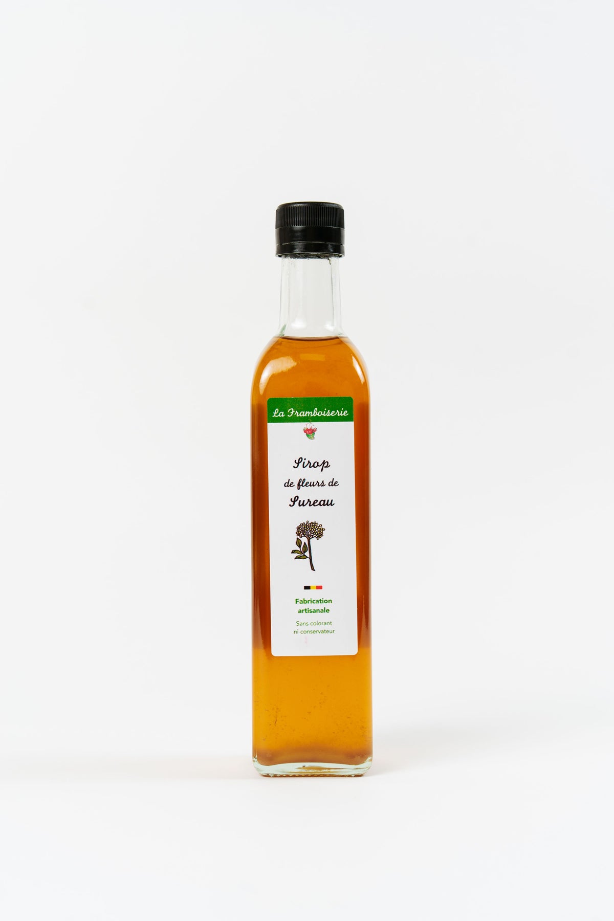 bouteille de sirop de fleurs de sureau artisanal sur fond clair