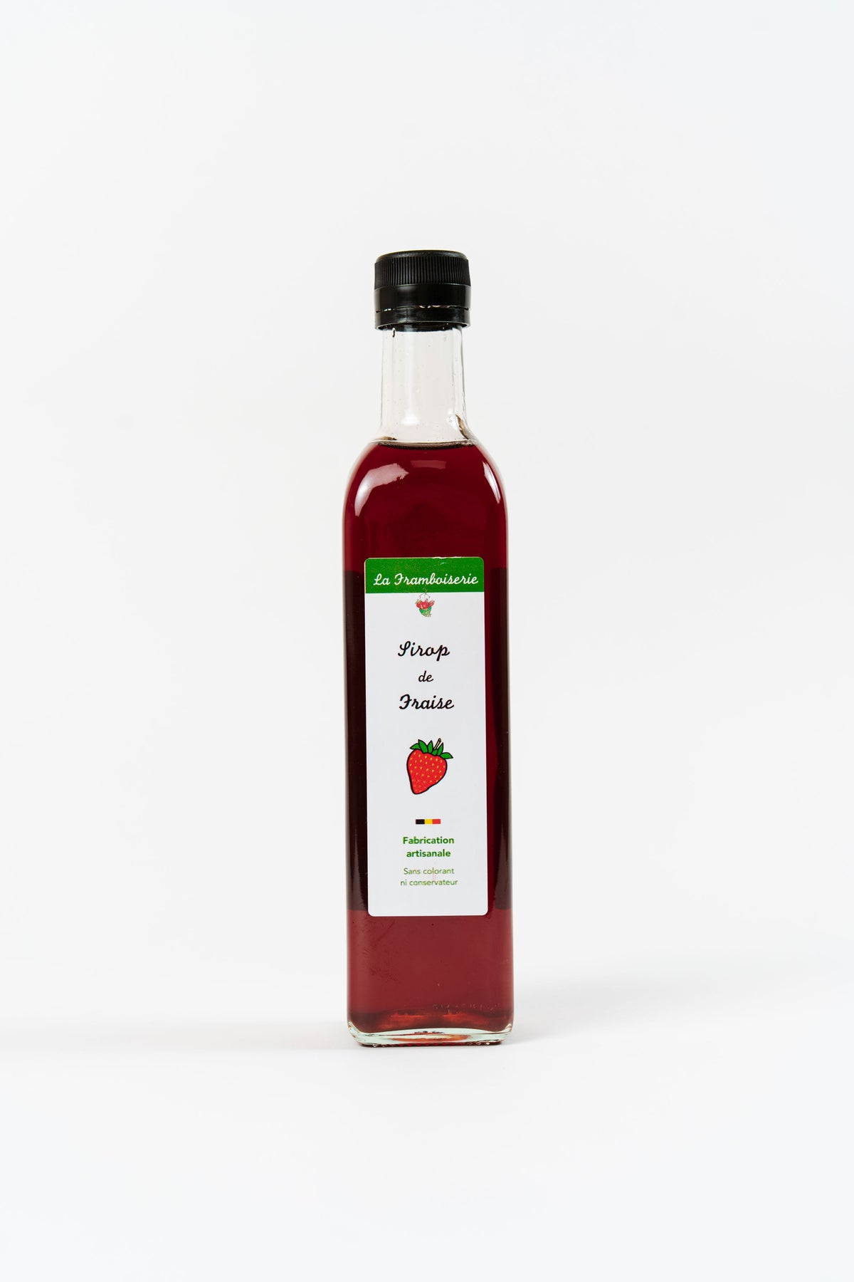 bouteille de sirop de fraise artisanal sur fond clair