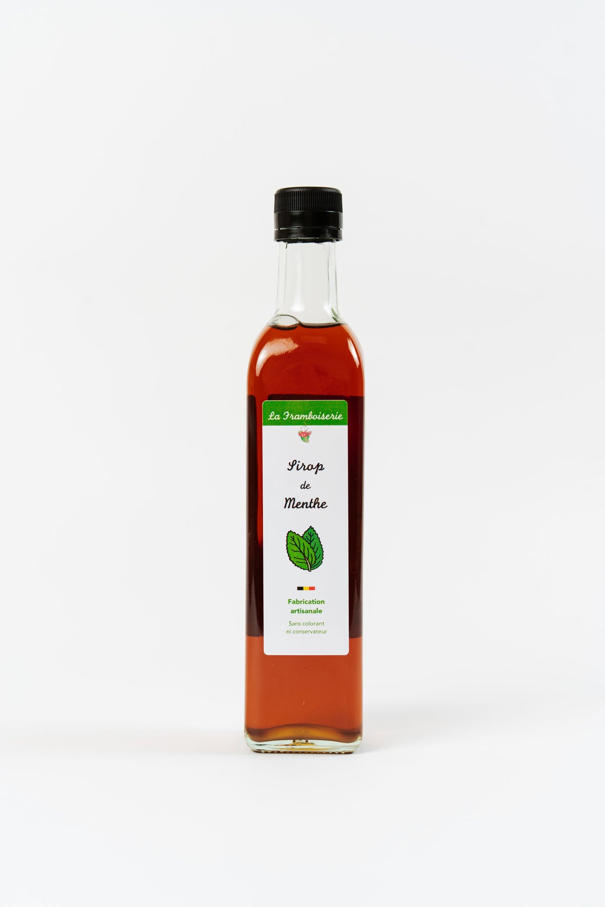 bouteille de sirop de menthe artisanal sur fond clair