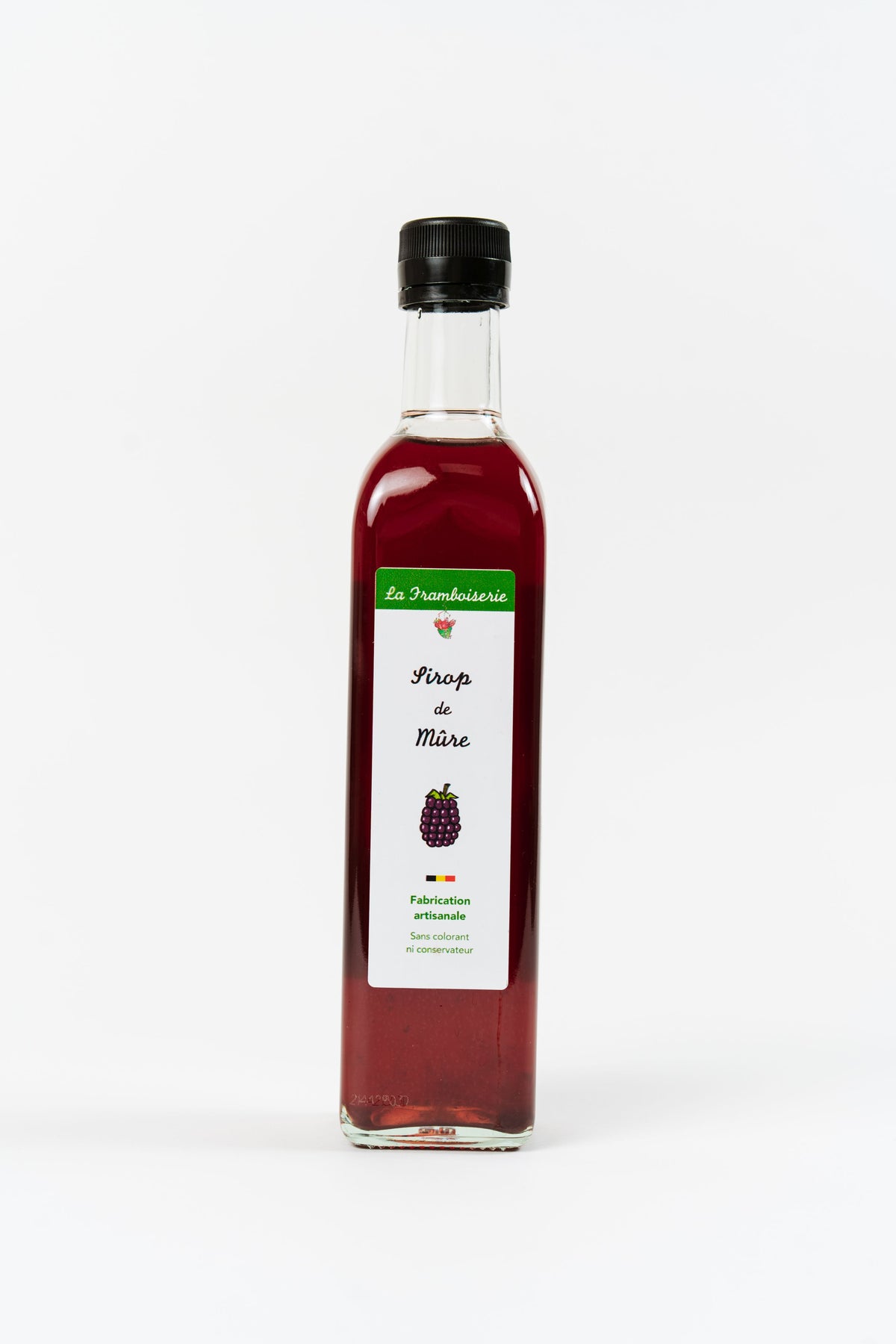 bouteille de sirop de mûre artisanal sur fond clair