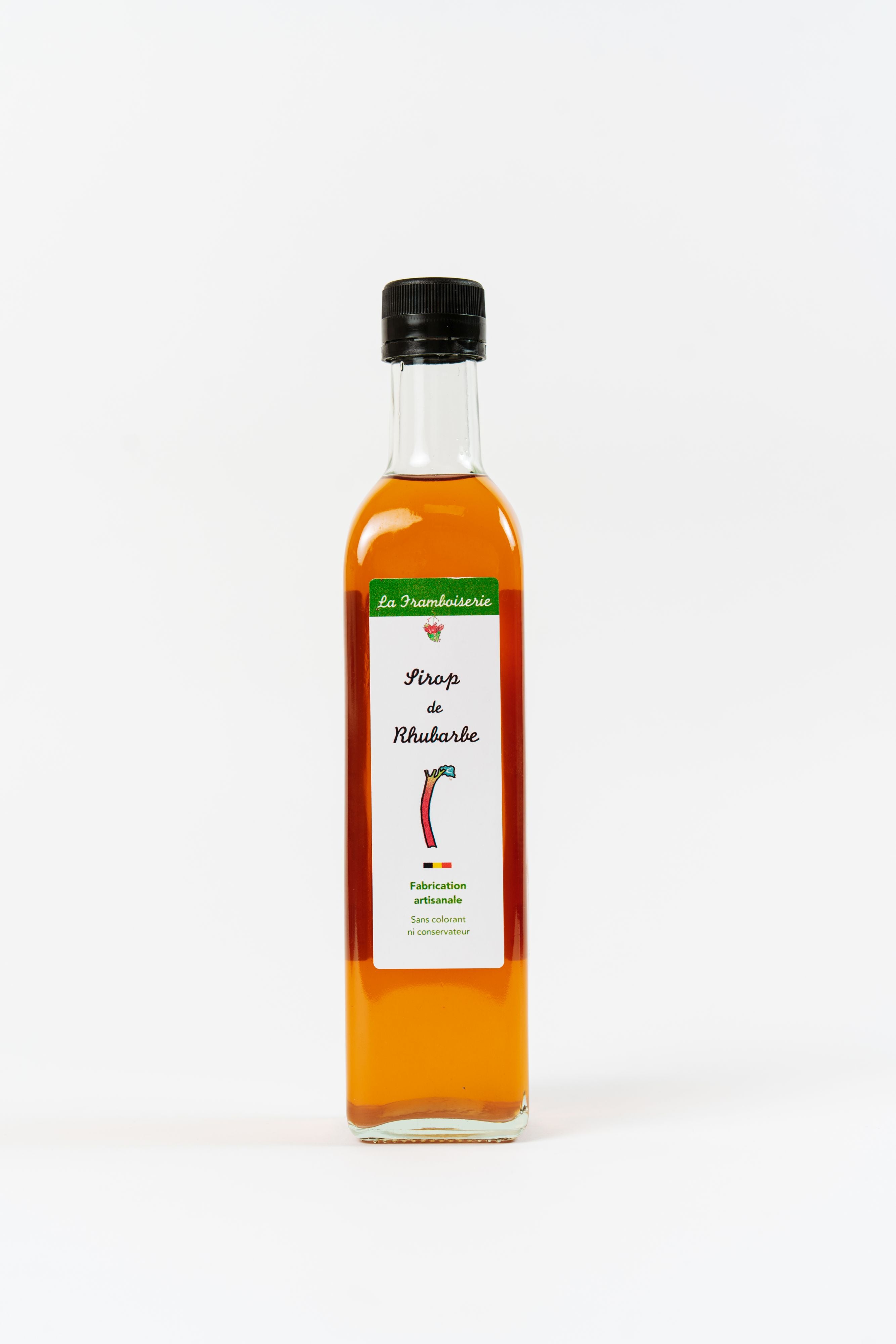 bouteille de sirop de rhubarbe artisanal sur fond clair