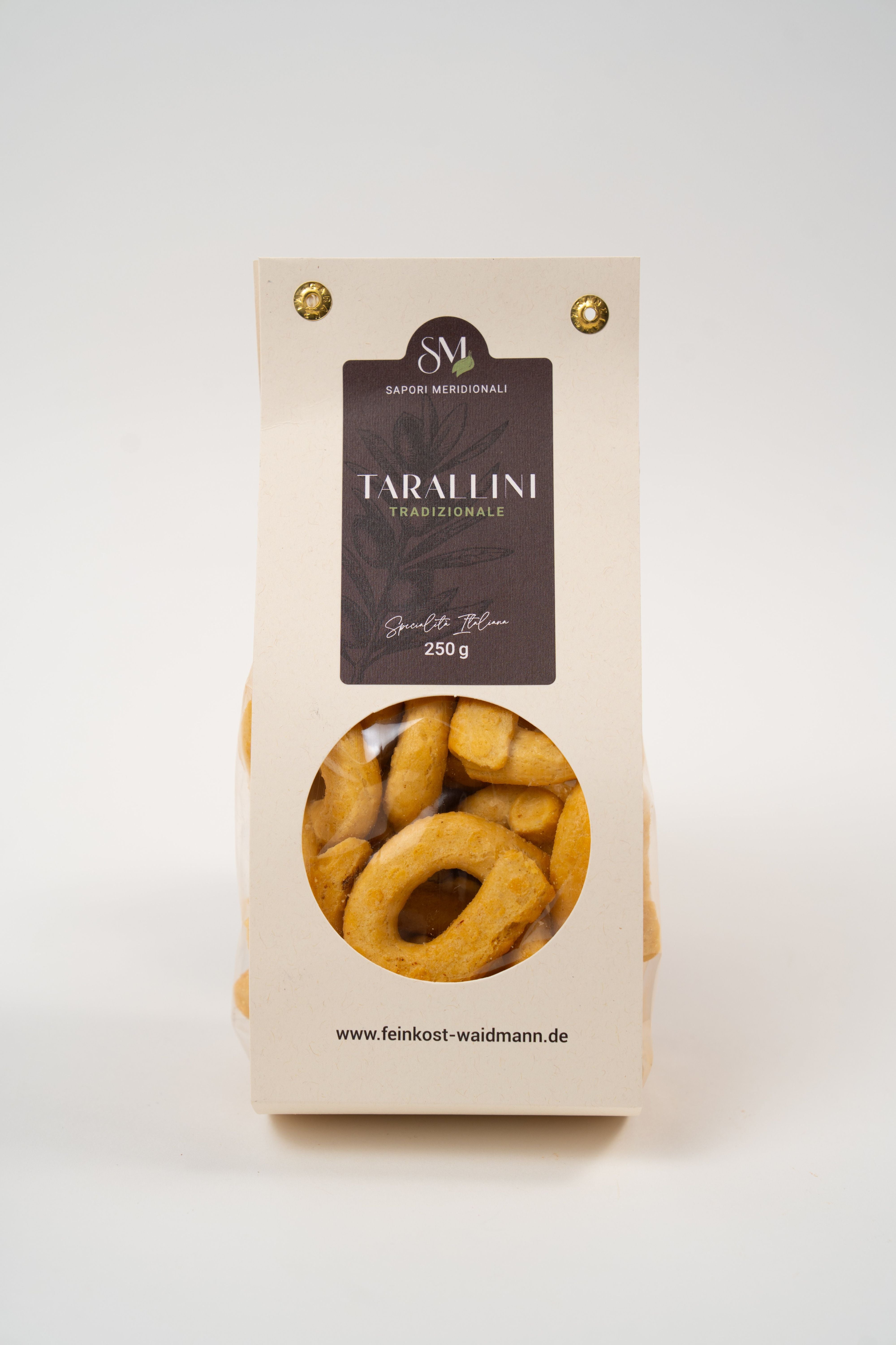 Biscuits Tarallini traditionnels italiens à l'huile d'olive extra vierge, texture croustillante dorée.