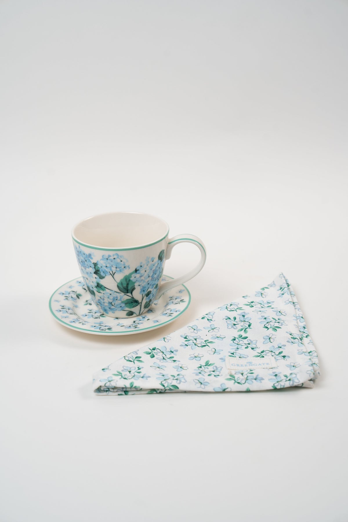 Tasse à thé en porcelaine fleurie bleue avec soucoupe et serviette assortie