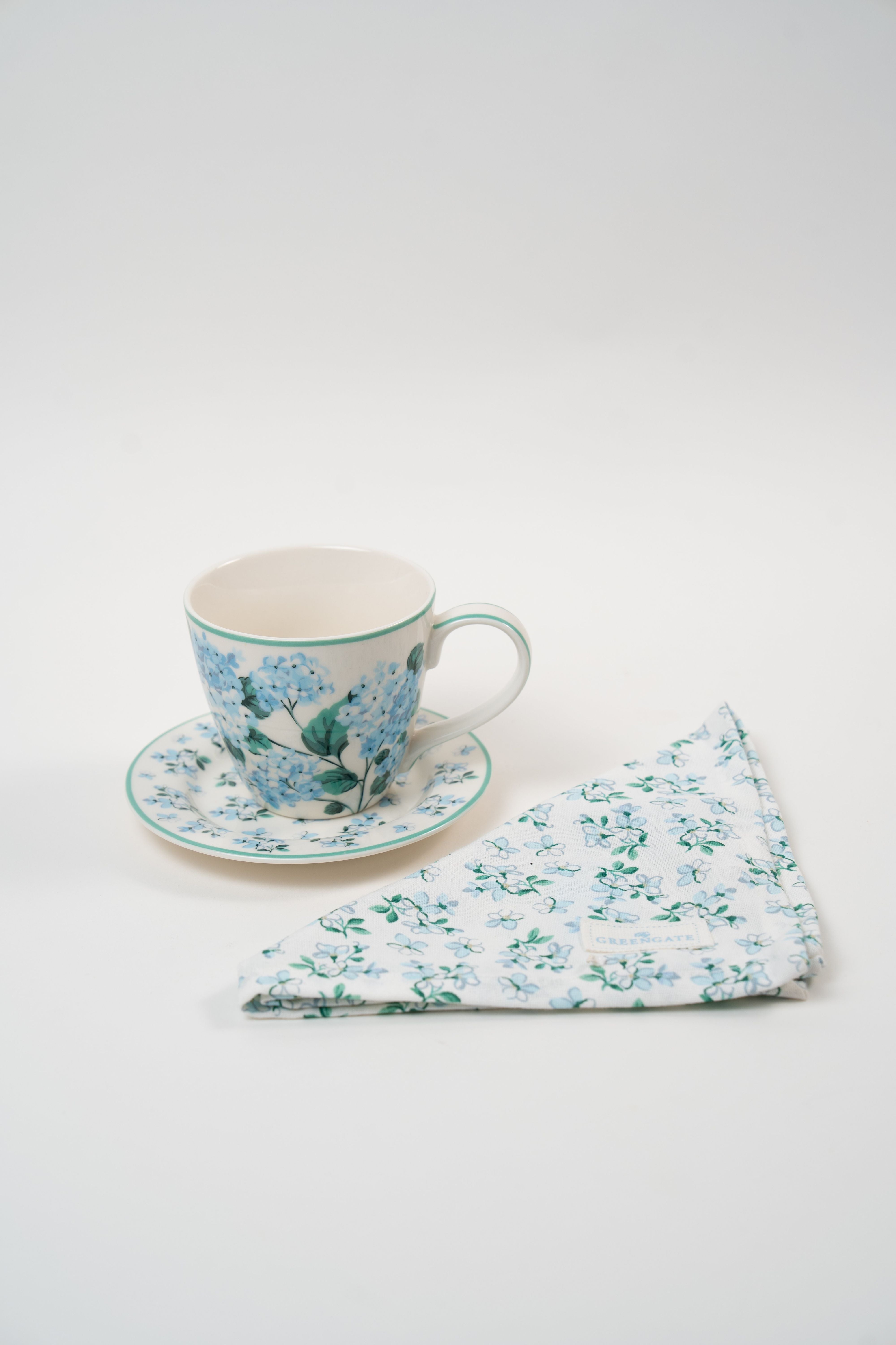 Tasse à thé en porcelaine fleurie bleue avec soucoupe et serviette assortie
