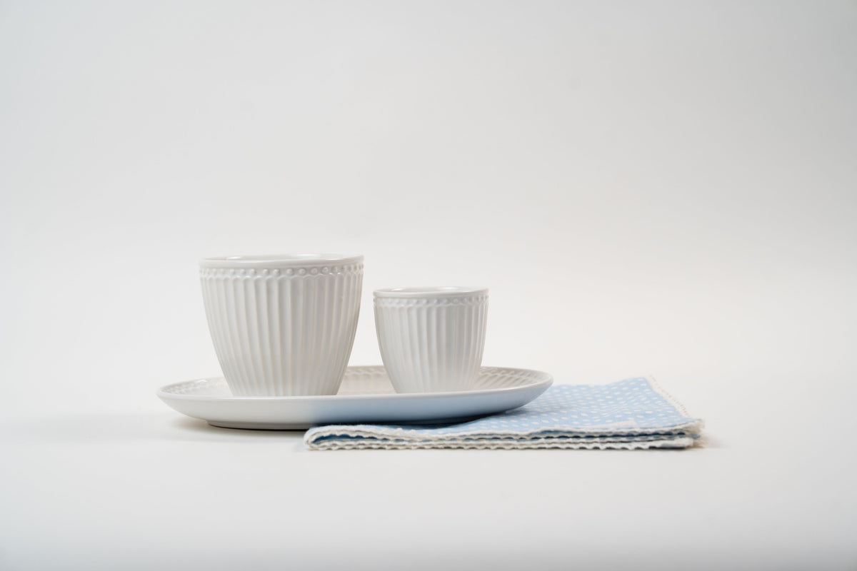 Set de tasses blanche côtelées pour thé et expresso avec serviette bleue à pois