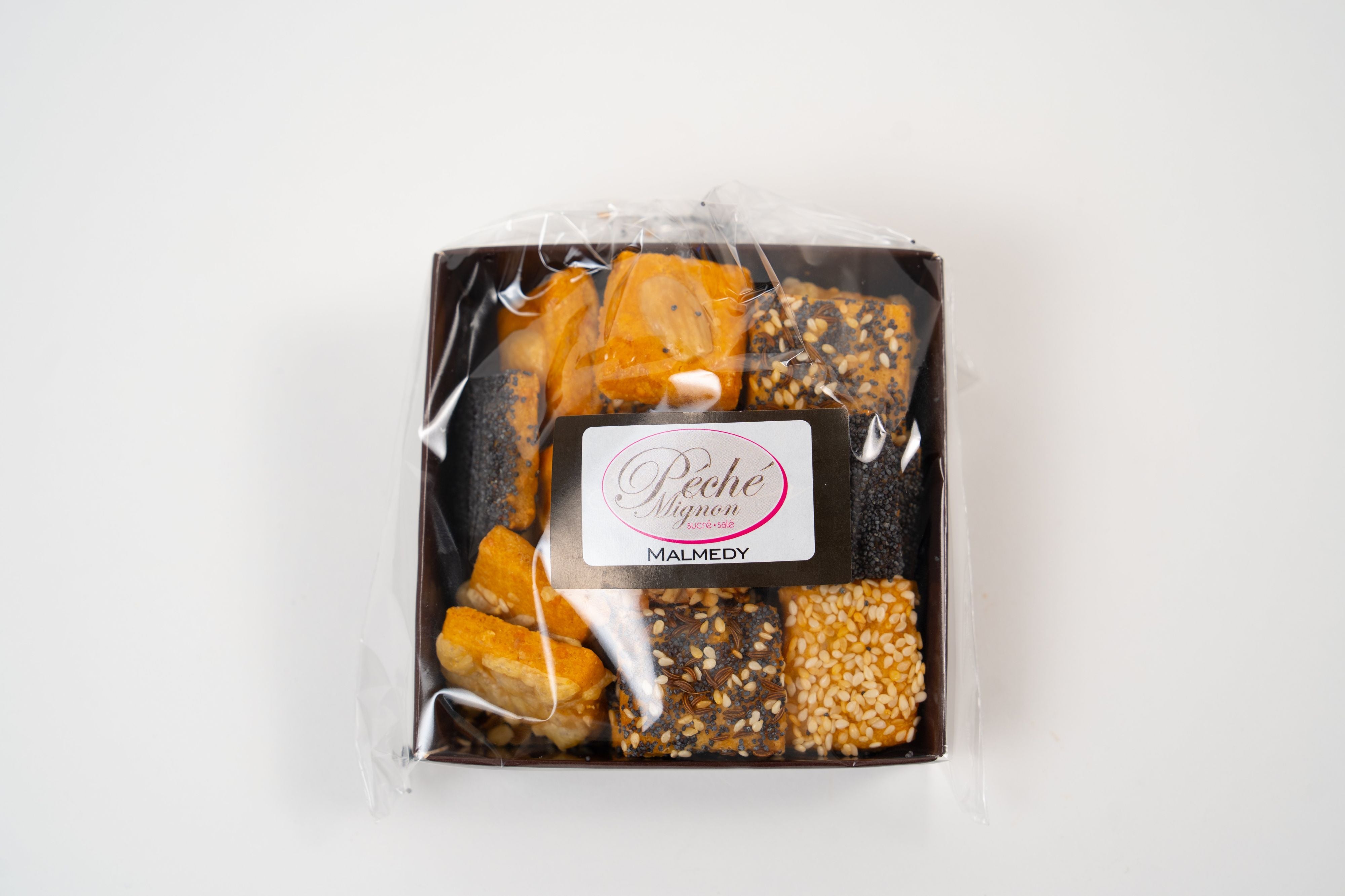 Biscuits sablés pur beurre au fromage parsemés de noisettes, amandes et graines de sésame.