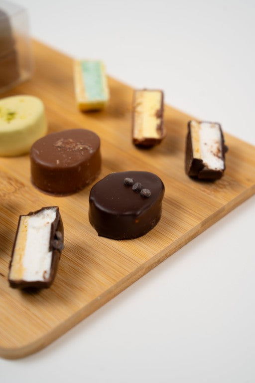 Œufs Guimauve Style Dubaï — Chocolat, Pistache & Kadayif Croustillant Assortiment