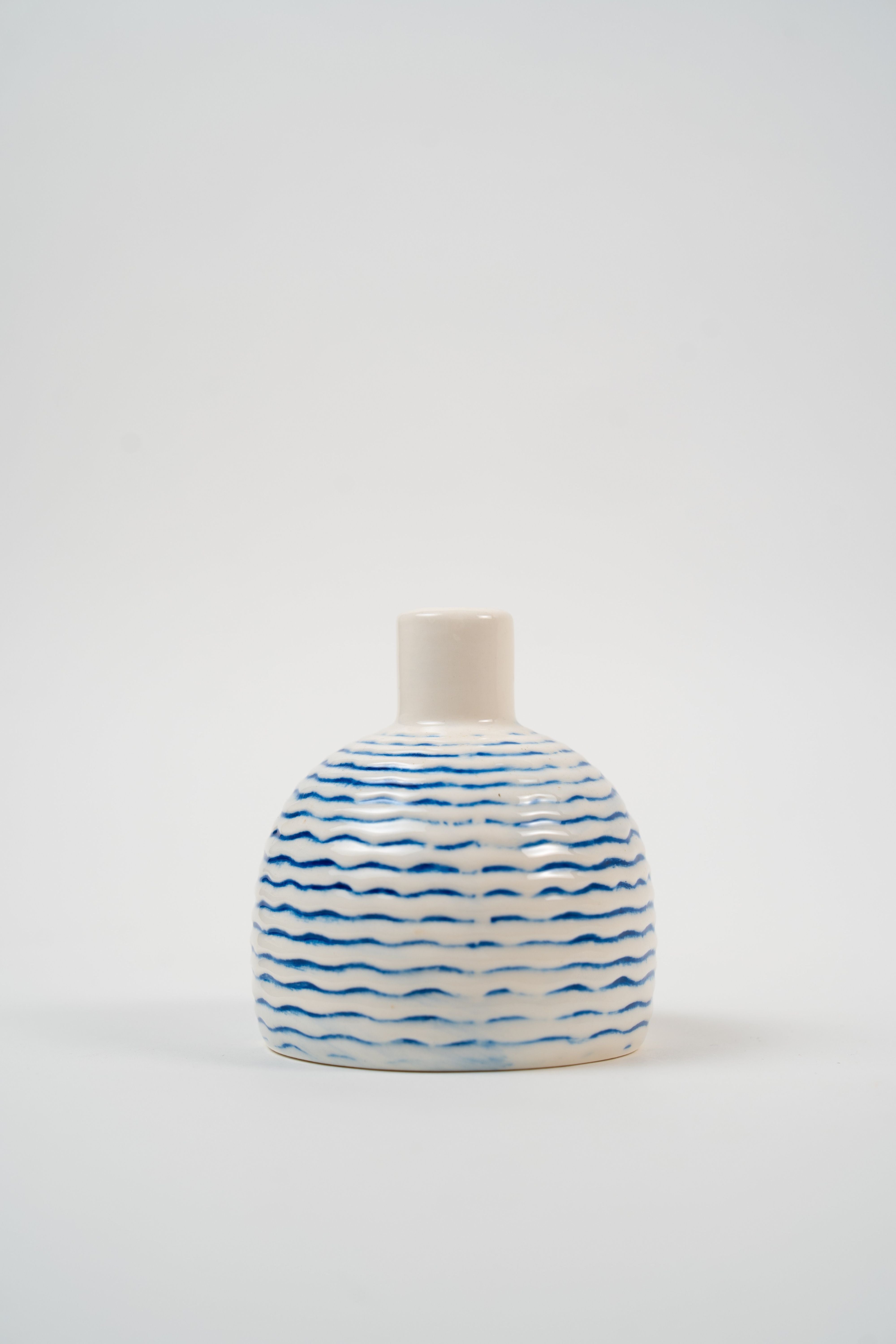 Vase en céramique bleue à motif organique avec design décoratif