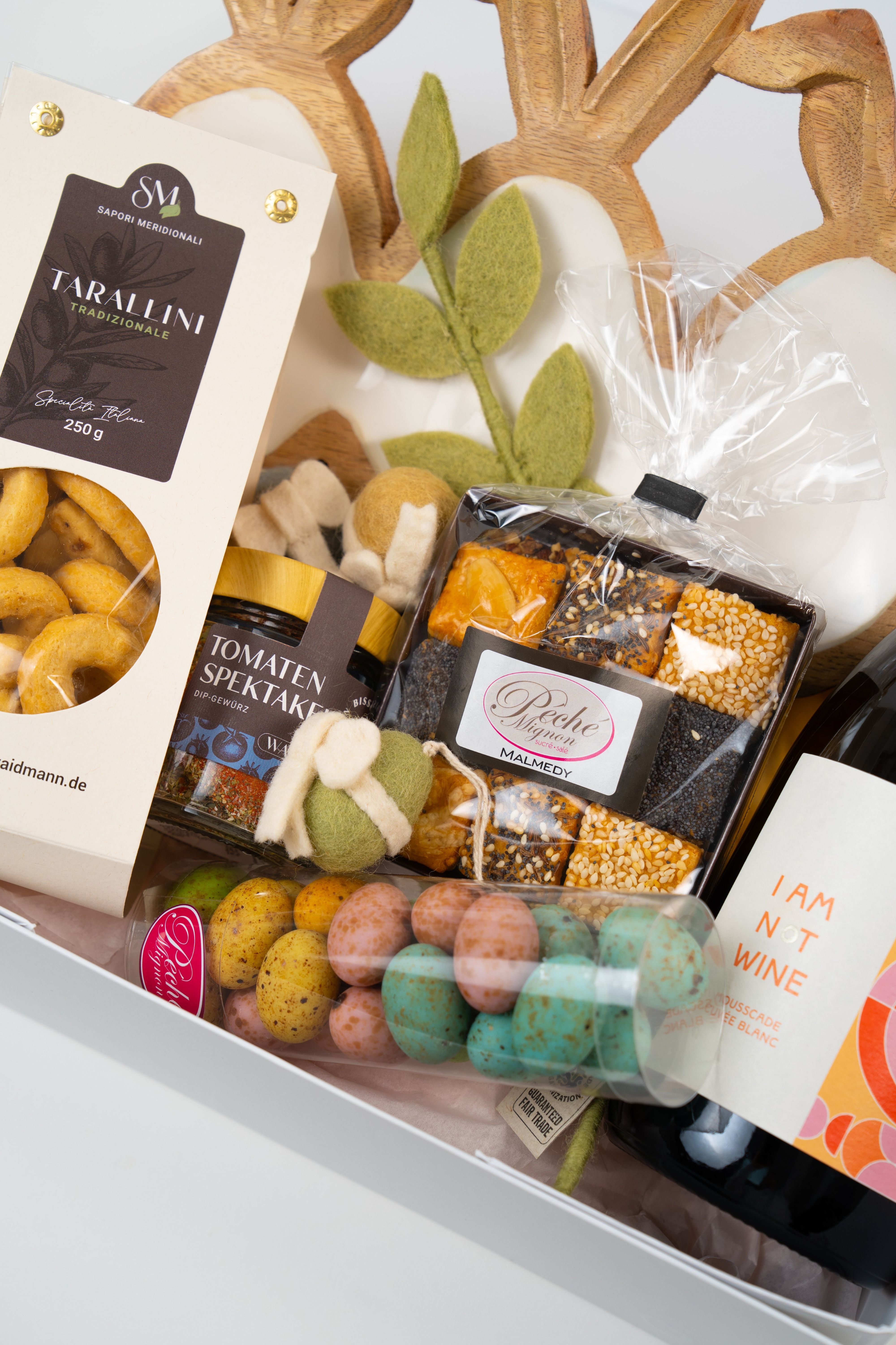 Assortiment de douceurs et chocolats dans coffret cadeau de Pâques